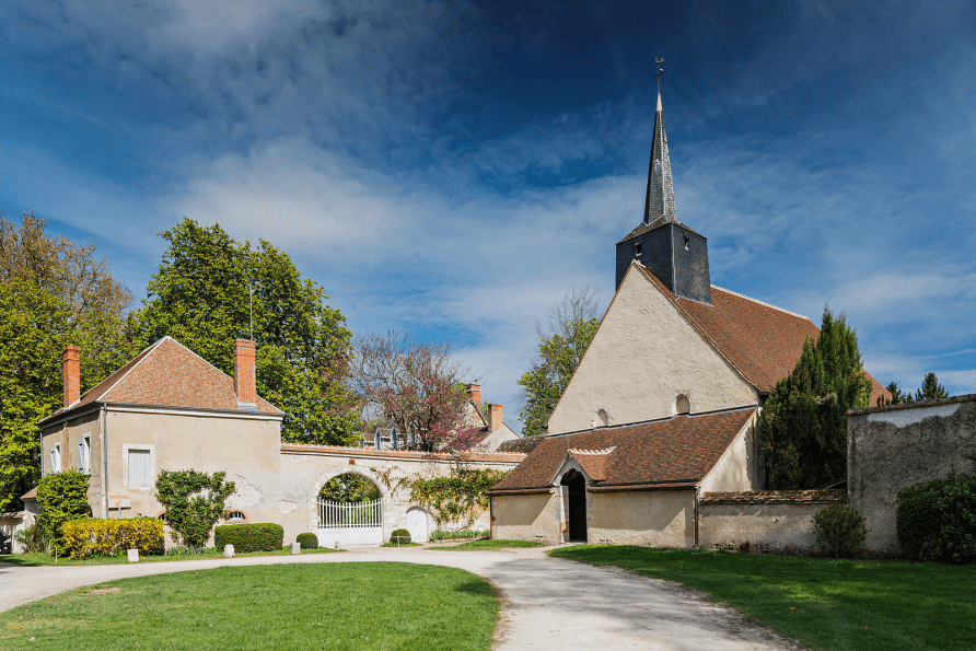L’église Saint-Aignan de Brinay : un trésor roman au cœur du Berry